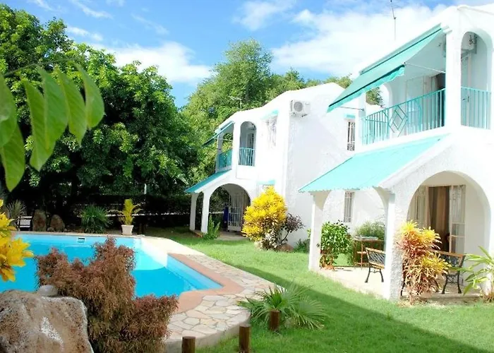 Private Spacious House In Flic En Flac With Shared Pool