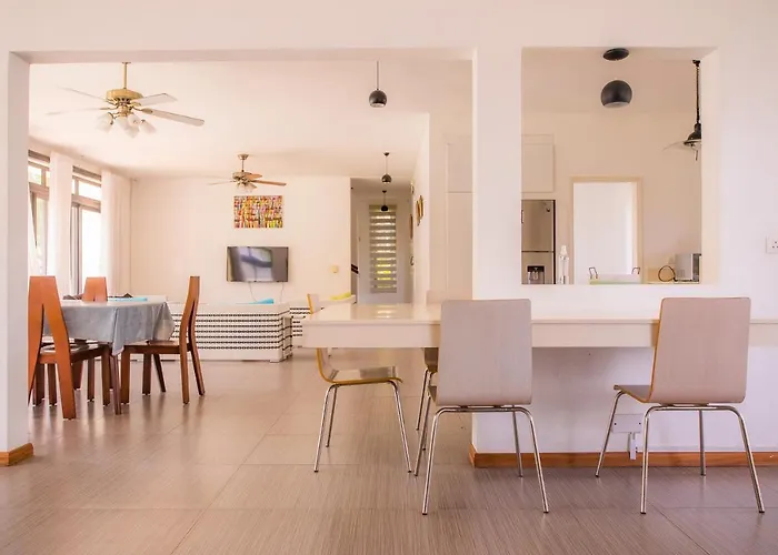 Villa Fitz: Sunlit Beach Getaway w/ Pool + WIFI Belle Mare