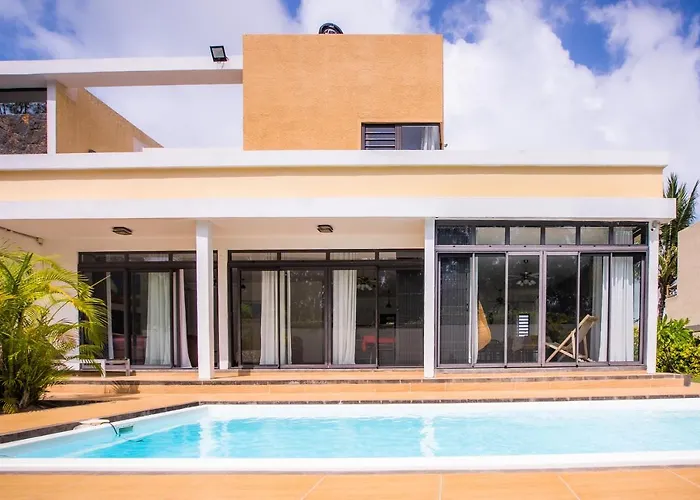 Villa Simone: Sunlit Beach Getaway W/ Pool + Wifi Belle Mare