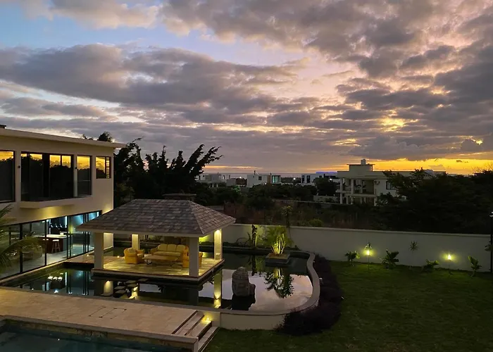 Green Creek Villa Flic en Flac with Pool