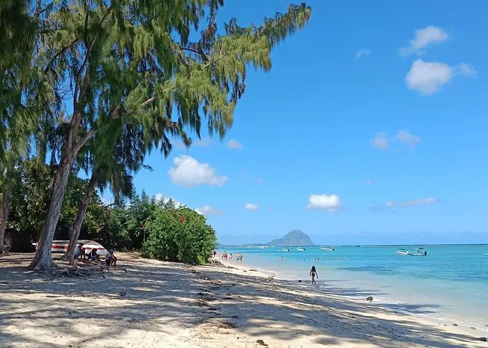 La Villa Cotiere Flic en Flac with Pool