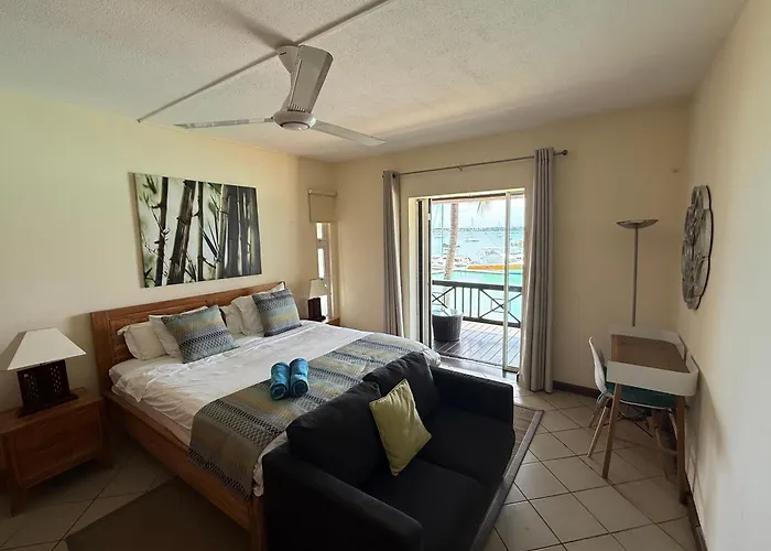 Grand Baie Seaview Penthouse-Direct On Beach